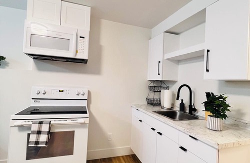 Riverview Casa | New and Modern Suite in Bristol Riverview