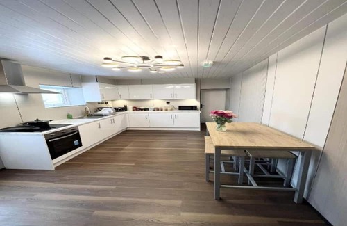 Pembroke Dock Apartamento | OYO Welsh Accomodation Standard Family of 3 Room