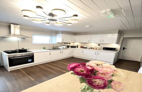 Pembroke Dock Apartamento | OYO Welsh Accomodation Standard Family of 3 Room