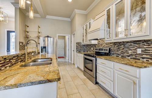 Denham Springs Casa | Fenced-In Yard & Pond Views: Home 18 Mi to LSU!