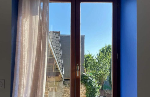 Saint-Georges-de-Reintembault Casa | Cosy Mediterranean-style spa and cinema 25 minutes from Mont-Saint-Michel