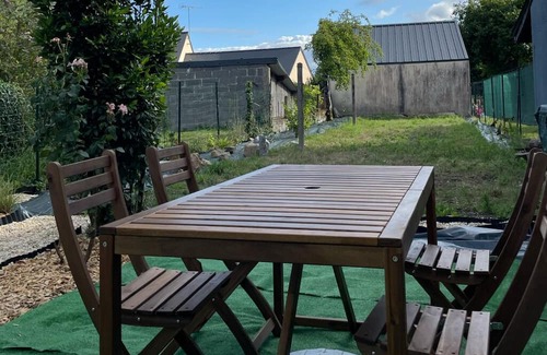 Saint-Georges-de-Reintembault Casa | Cosy Mediterranean-style spa and cinema 25 minutes from Mont-Saint-Michel