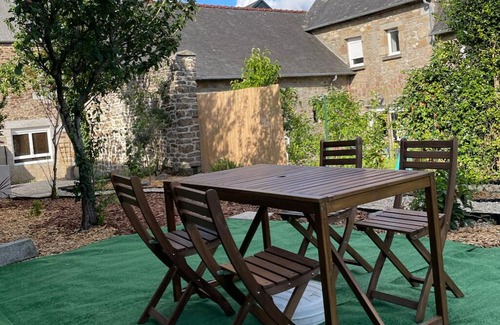 Saint-Georges-de-Reintembault Casa | Cosy Mediterranean-style spa and cinema 25 minutes from Mont-Saint-Michel