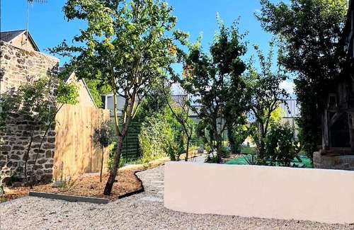 Saint-Georges-de-Reintembault Casa | Cosy Mediterranean-style spa and cinema 25 minutes from Mont-Saint-Michel