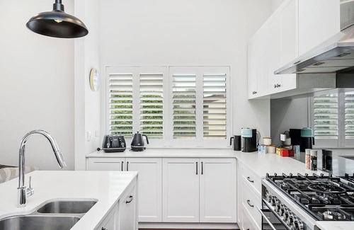 Bayswater Casa | Stylish Suburban Getaway: Spacious & BBQ in Bayswater