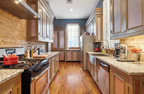 Faubourg Lafayette Villa | Victorian Villa w Pool & Hot Tub 5BR|6BA