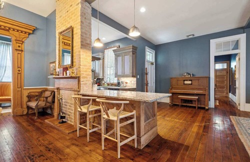 Faubourg Lafayette Villa | Victorian Villa w Pool & Hot Tub 5BR|6BA