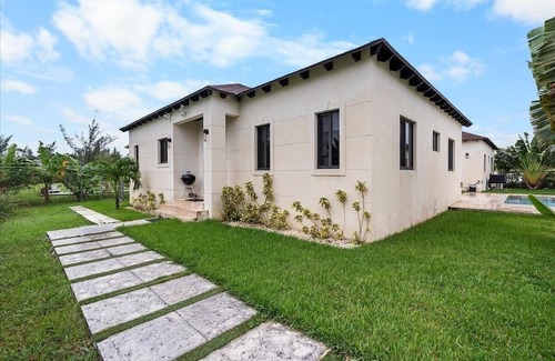 Gambier Villa | Modern villa near the beach