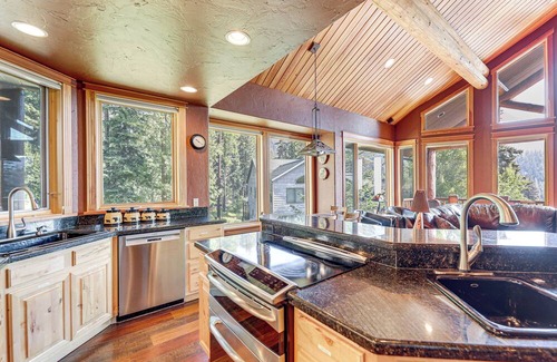Whitefish Cabina | Ski-In/Out, Hot Tub: Spacious Retreat in Whitefish