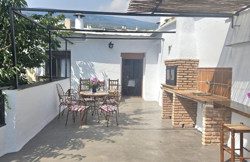 Pitres Apartamento | Apartment 'Chaparra Pitres Apart Ferreirola' with Mountain Views, Shared Pool and Wi-Fi