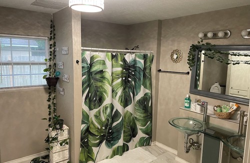 Woodward Casa | Charming 3-bedroom Chicken Cottage