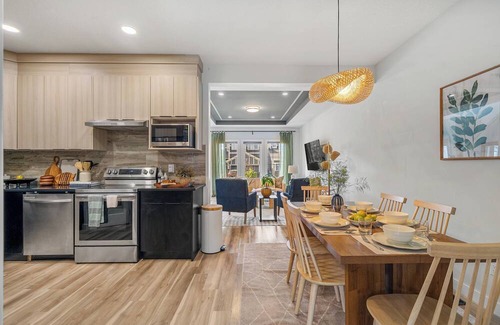 West Edmonton Casa | *NEW* Rosenthal Restful Retreat | Hot Tub King Bed AC Garage Near WEM