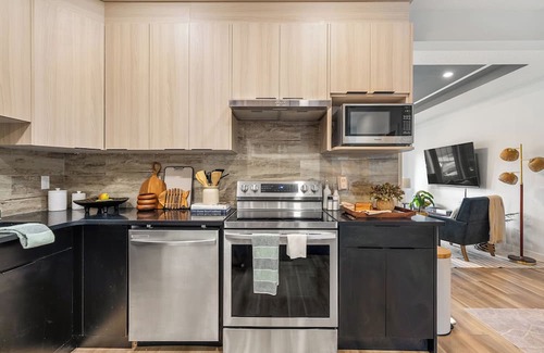 West Edmonton Casa | *NEW* Rosenthal Restful Retreat | Hot Tub King Bed AC Garage Near WEM