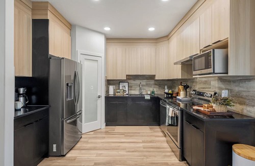 West Edmonton Casa | *NEW* Rosenthal Restful Retreat | Hot Tub King Bed AC Garage Near WEM