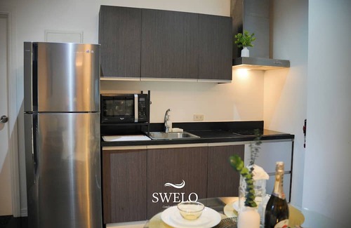 Downtown Condominio | Stylish 2-bedroom condo with fitness room and near vibrant night life in Makati