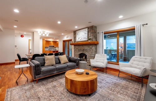 Blueberry Hill Casa | Luxury Chalet 8BR with Hot Tub in Whistler