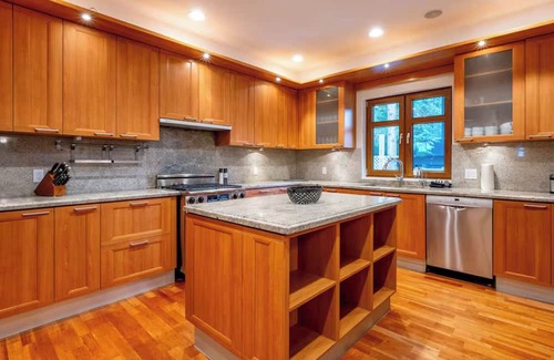 Blueberry Hill Casa | Luxury Chalet 8BR with Hot Tub in Whistler