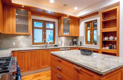 Blueberry Hill Casa | Luxury Chalet 8BR with Hot Tub in Whistler