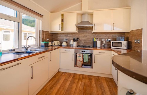 Narberth Cabina | Woodland Retreat near Wiseman's Bridge Beach - Pet-Friendly & Sleeps 6