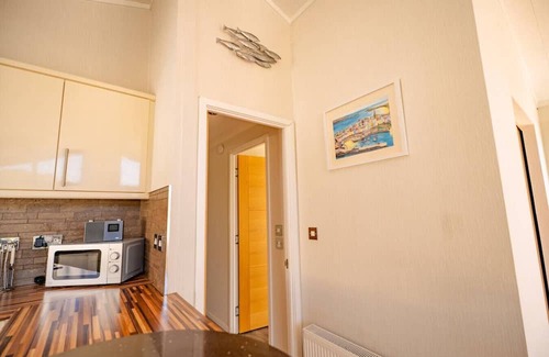 Narberth Cabina | Woodland Retreat near Wiseman's Bridge Beach - Pet-Friendly & Sleeps 6