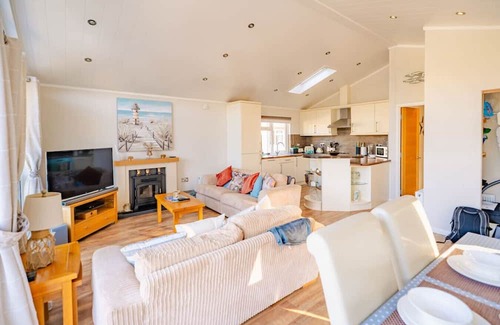 Narberth Cabina | Woodland Retreat near Wiseman's Bridge Beach - Pet-Friendly & Sleeps 6