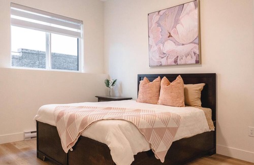Black Mountain Hotel | Play & Stay/Lake views/Pool Table