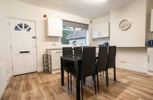 Staple Hill Apartamento | Spacious Bristol Flat, 3 Bedrooms, Sleeps upto10-Ideal for Contractors