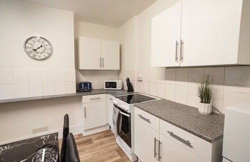 Staple Hill Apartamento | Spacious Bristol Flat, 3 Bedrooms, Sleeps upto10-Ideal for Contractors