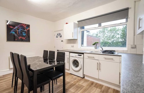 Staple Hill Apartamento | Spacious Bristol Flat, 3 Bedrooms, Sleeps upto10-Ideal for Contractors