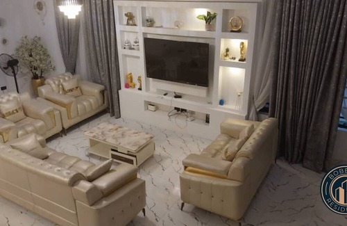 Ofin Casa | Luxurious 5 Bedroom - Lekki Getaway - Private Indoor Pool & AC