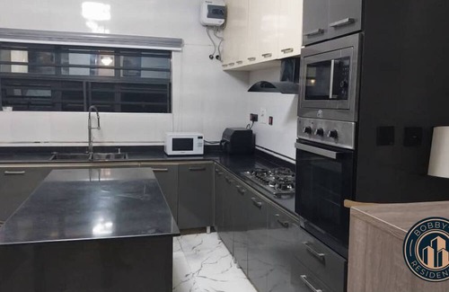 Ofin Casa | Luxurious 5 Bedroom - Lekki Getaway - Private Indoor Pool & AC