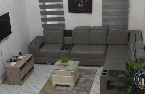 Ofin Casa | Luxurious 5 Bedroom - Lekki Getaway - Private Indoor Pool & AC
