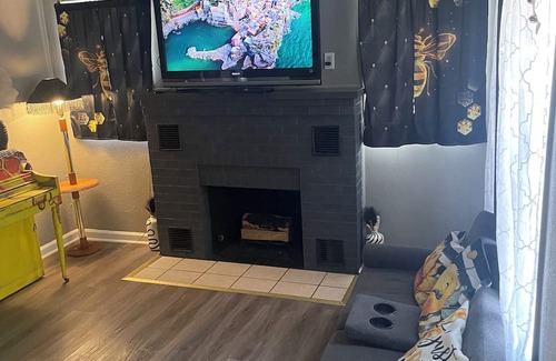Woodward Casa | Beehive Honeycomb pet friendly