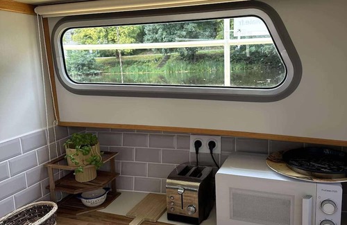 Saint-Nicolas des Eaux Alquiler De Eote | Unusual stay on the Blavet: cosy dockside boat for 2-5 people.