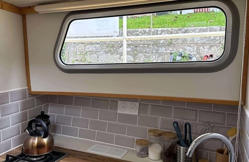 Saint-Nicolas des Eaux Alquiler De Eote | Unusual stay on the Blavet: cosy dockside boat for 2-5 people.