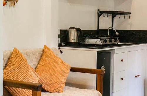 Catangnan Apartamento | The Garden Room - Comfy apartment with workspace