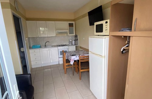 Saint-Amand-les-Eaux Apartamento | Ground-floor studio 2.5kms from town center, shops and casino.