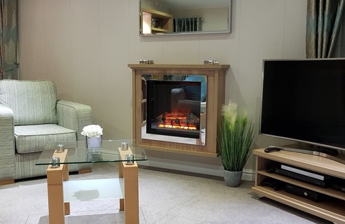 Tattershall Cabina | Meridian Tattershall Lakes Escape - Lakeside lodge with a fishing peg & HOT TUB
