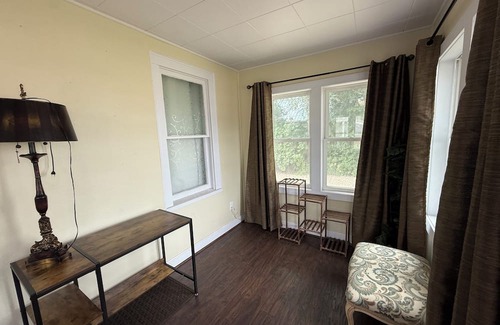 Harvey Casa | Charming 2-bedroom house in picturesque Harvey with AC