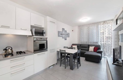 Albate Apartamento | Apartment 'Easy Como Stay Con Parcheggio' with Shared Terrace, Wi-Fi and Air Conditioning