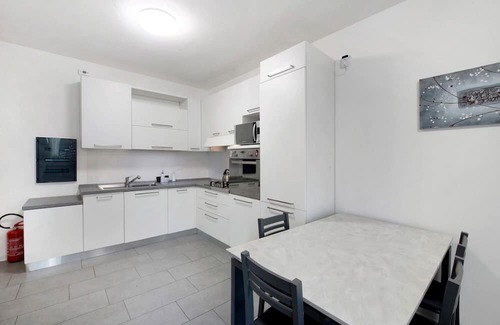 Albate Apartamento | Apartment 'Easy Como Stay Con Parcheggio' with Shared Terrace, Wi-Fi and Air Conditioning