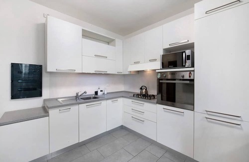 Albate Apartamento | Apartment 'Easy Como Stay Con Parcheggio' with Shared Terrace, Wi-Fi and Air Conditioning