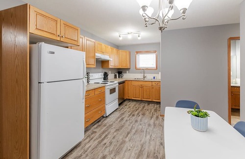 Red Deer Casa | Spacious 5 Bedroom - 2 Self Contained Suites - Work Crews Dream