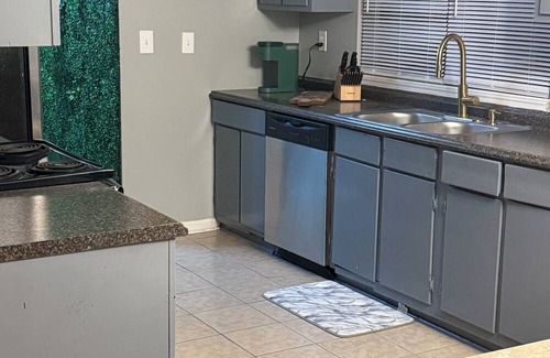 Jonesboro Casa | The Teal Retreat - Stylish 3BR Home near Atlanta Airport & Downtown