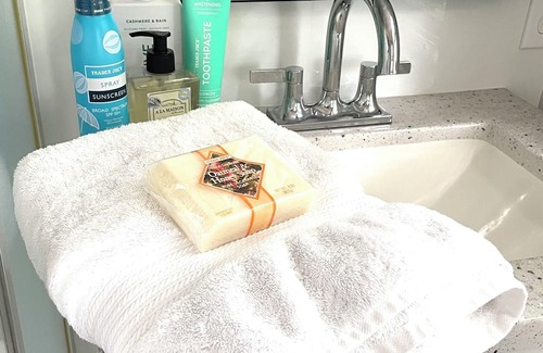Newton Upper Falls Apartamento | 1br Private Apartment Efficiency Unit Renovated Bathroom Kitchen