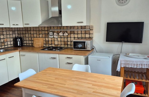 La Foce Apartamento | Apartment 'Maison18' with Balcony, Wi-Fi and Air Conditioning
