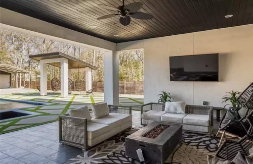 Hull Casa | Modern Luxe Oasis with Pool