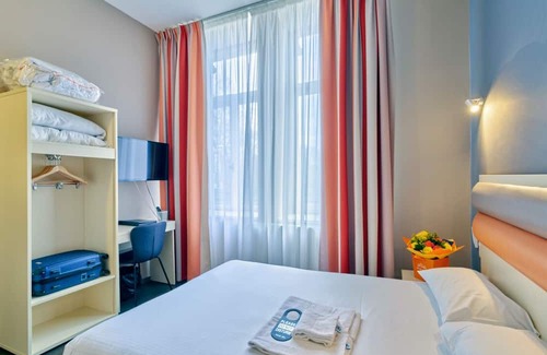 Contades Hotel | 5 Minutes by Foot Away From The National University Library! Pets Are Welcome!