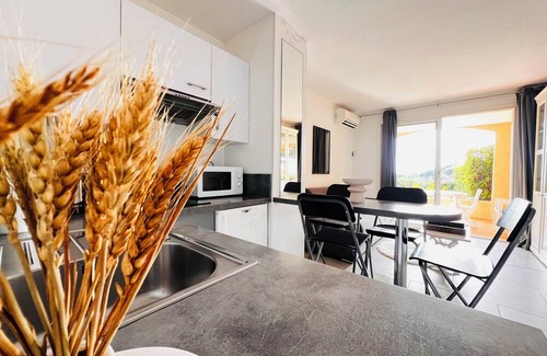 Plage de la Garonnette Apartamento | Vrbo Property
