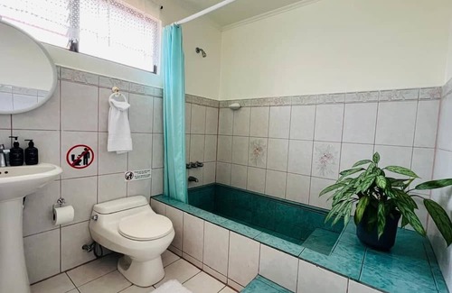 Agonia Cama Y Desayuno | Tranquil bed & breakfast with AC in Alajuela. Near International Airport, 15 min